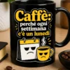 Mug con slogan Caffè: perché ogni settimana c’è un lunedì e grafica minimal con calendario, faccia imbronciata e caffè