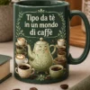 Mug con teiera elegante e tazze di caffè, slogan Tipo da tè in un mondo di caffè, design pulito in tonalità salvia e crema